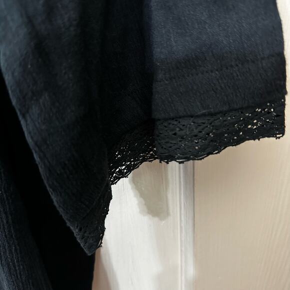 Logo Lavish Womens Top Size M Black Pleated Crochet Trim Keyhole Back Closure - Picture 7 of 9